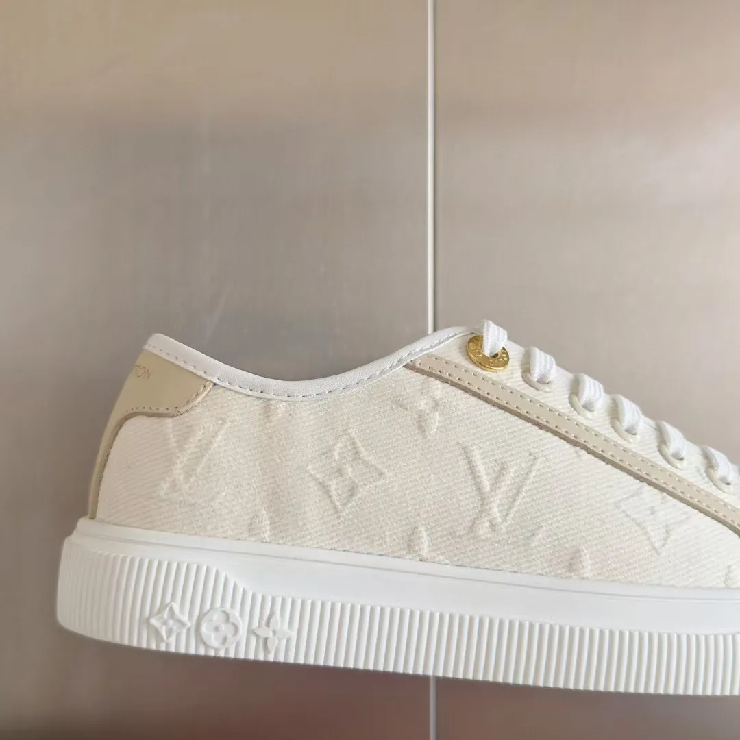 👟👟Ex-factory price 420👟👟 LV Louis Vuitton L Home Donkey Brand’s latest Lagoon series Thick-soled denim denim Embossed Presbyopia Thick-soled Casual sneakers Skateboard shoes Original purchase and development Production This Lagoon sneaker is made of Monogram denim, injecting a retro flavor into the classic design. The Louis Vuitton logo pops out from the leather trim, and the inscribed eyelets, trim and laces highlight the exquisite details. The rubber outsole embellished with Monogram flowers completes the whole. Exquisitely packaged at the delivery counter🛍📦 ▪️ Fabric: Original imported custom first-layer cowhide ▪️ Lining: Original imported cowhide lining ▪️ Sole: Original open-molded non-slip TPU material ▪️ Bottom thickness: 2.5CM ▪️ Size: Women's size 35-40 (41, 42 can be customized)